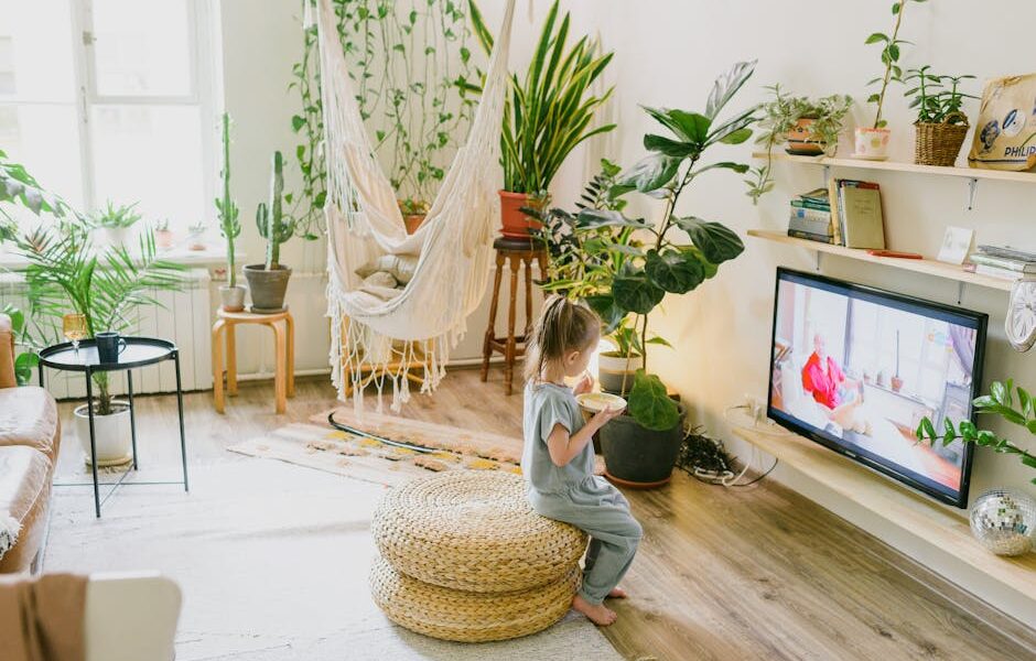 dziecko oglądające telewizję w domu