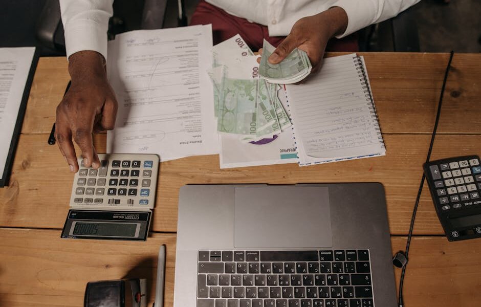 Skrupulatne rozliczanie finansów przy biurku.