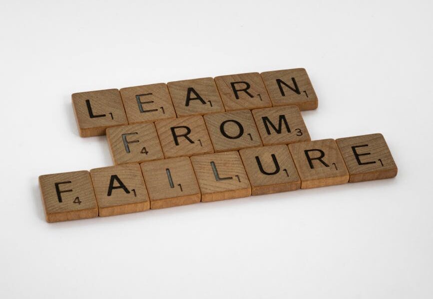 Drewniane płytki do gry w Scrabble układające się w hasło „Learn from failure”.